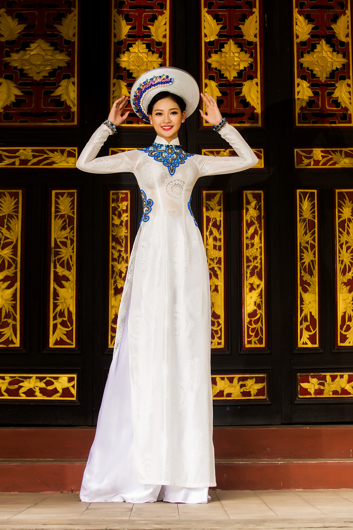 Ba chị em Phạm Thùy Linh đằm thắm trong trang phục áo dài