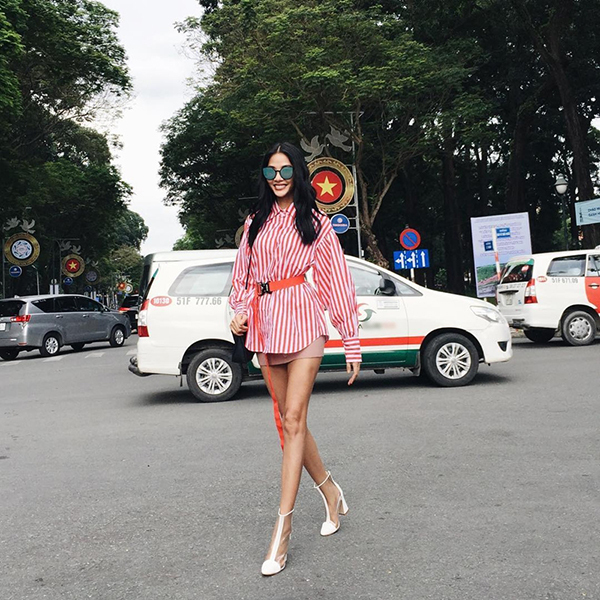 Chân váy ngắn trở thành vật bất ly thân của người đẹp Việt ở mùa này