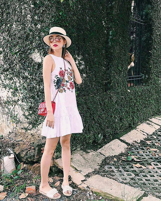 Chiếc váy thêu hoa ‘vạn người mê’, đụng hàng nhiều nhất hè 2017