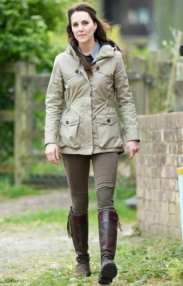 Công nương Kate vẫn yêu thích đôi boots sau 12 năm!