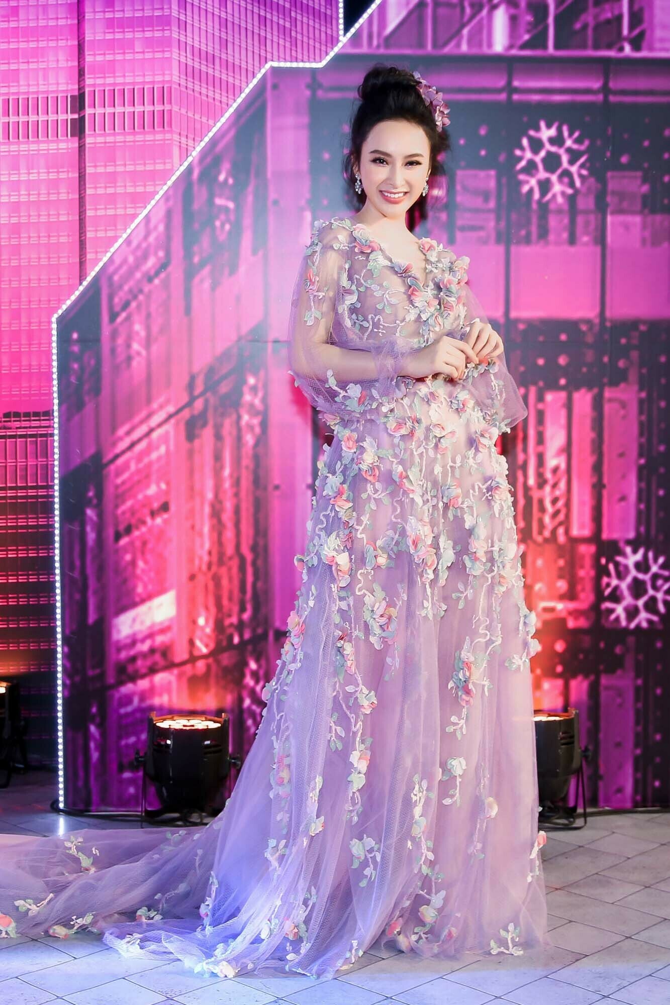 Dù sexy hay kín đáo, Angela Phương Trinh vẫn luôn được xem là “nữ hoàng thời trang”