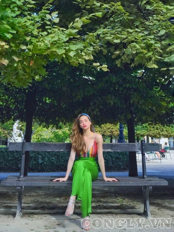 Hồ Ngọc Hà với trang phục đậm chất Paris
