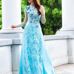 Hoa hậu Ngọc Diễm yêu kiều với áo dài voan