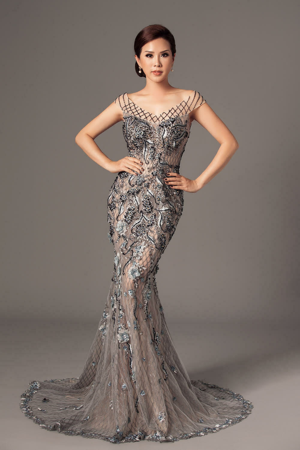 Hoa hậu Thu Hoài khoe đường cong gợi cảm với váy đuôi cá