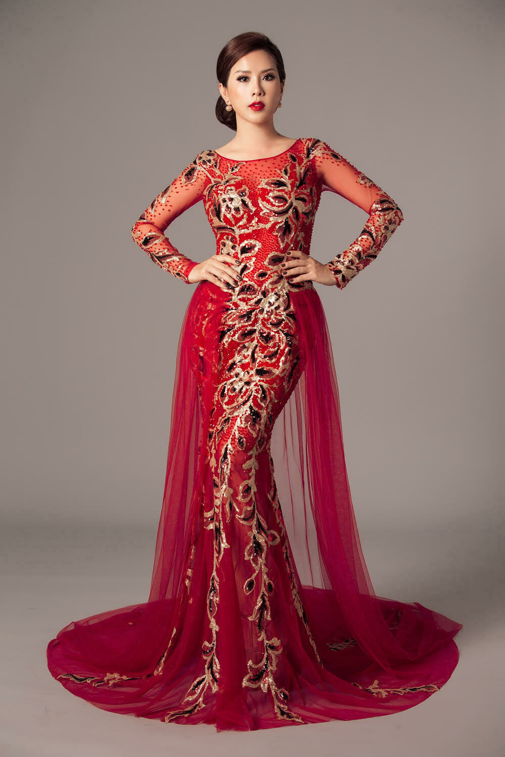 Hoa hậu Thu Hoài khoe đường cong gợi cảm với váy đuôi cá