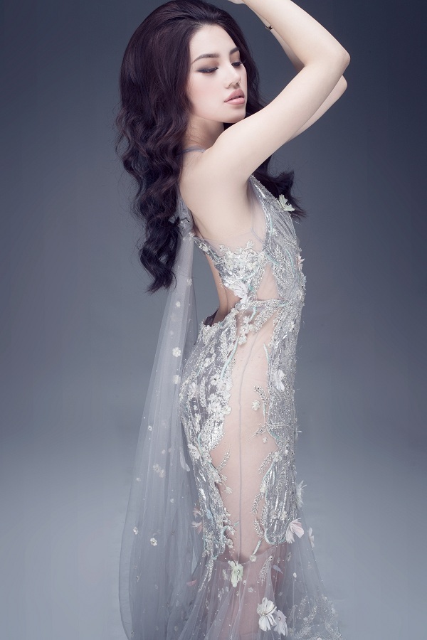 Jolie Nguyễn đẹp hút hồn với váy hàng hiệu giá 12.000USD