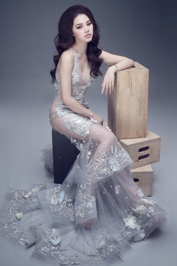 Jolie Nguyễn đẹp hút hồn với váy hàng hiệu giá 12.000USD