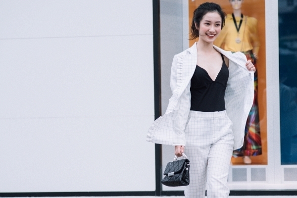 Jun Vũ đẹp hút mắt trong trang phục Black & White
