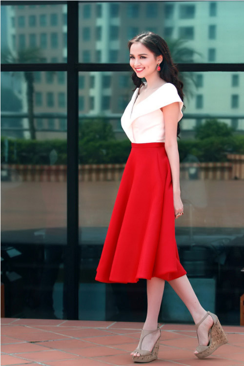 Xinh như công chúa khi mặc set đồ chân váy đỏ giống mỹ nhân Việt