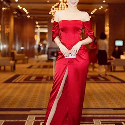 Đầm dạ hội đỏ trễ vai tay lỡ xẻ tà quyến rũ