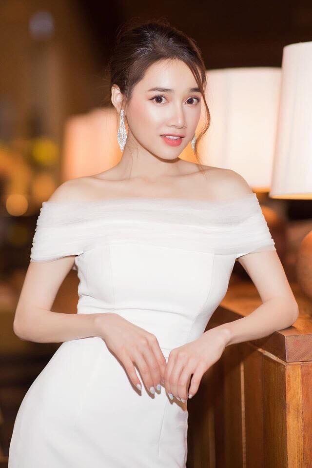 Top những mẫu đầm trắng dự tiệc SANG TRỌNG tôn lên cho nàng vẻ đẹp TINH KHÔI