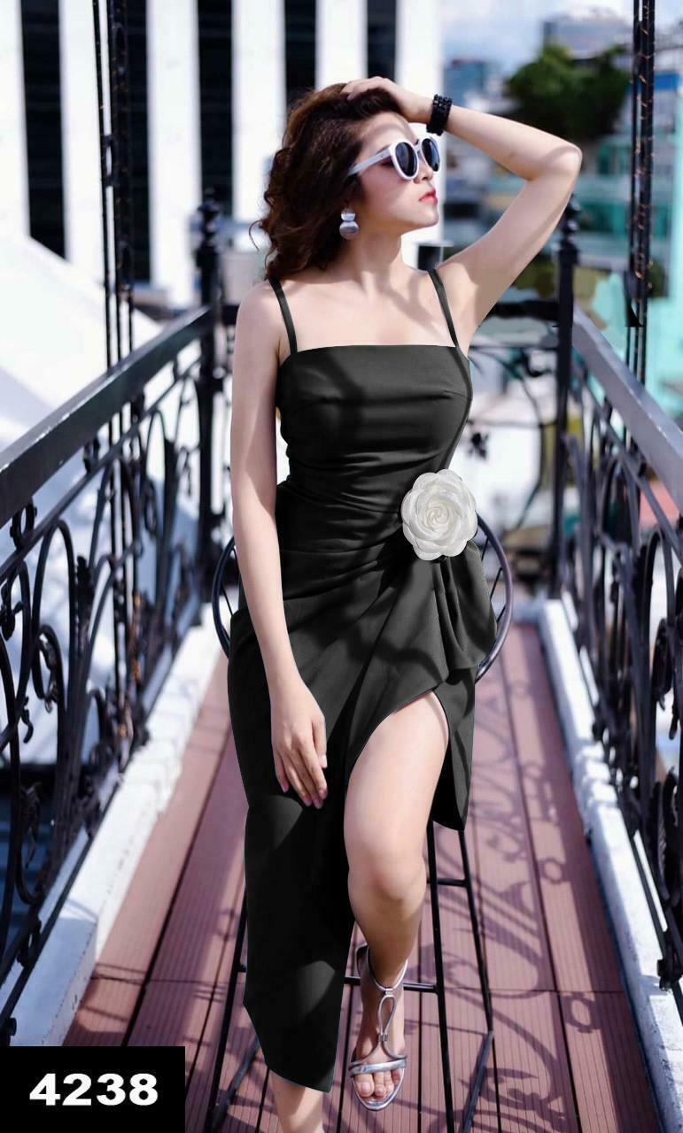  Đầm ôm 2 dây xẻ tà đính bông xinh xắn màu đen tuyệt đẹp