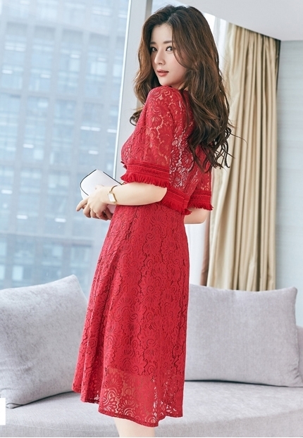Gợi ý 8 mẫu váy đỏ đẹp cực phẩm biến nàng trở thành tiêu điểm từ tiệc tất  niên cho tới buổi du xuân đầu năm
