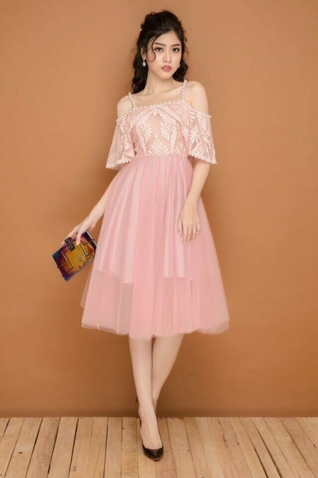 Đầm dạ hội ngắn dạng xòe màu hồng pastel của Lệ Hằng