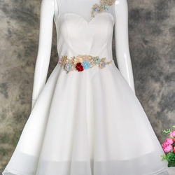 Đầm xòe dự tiệc đính hoa và ngọc trên vai và eo màu trắng dễ thương