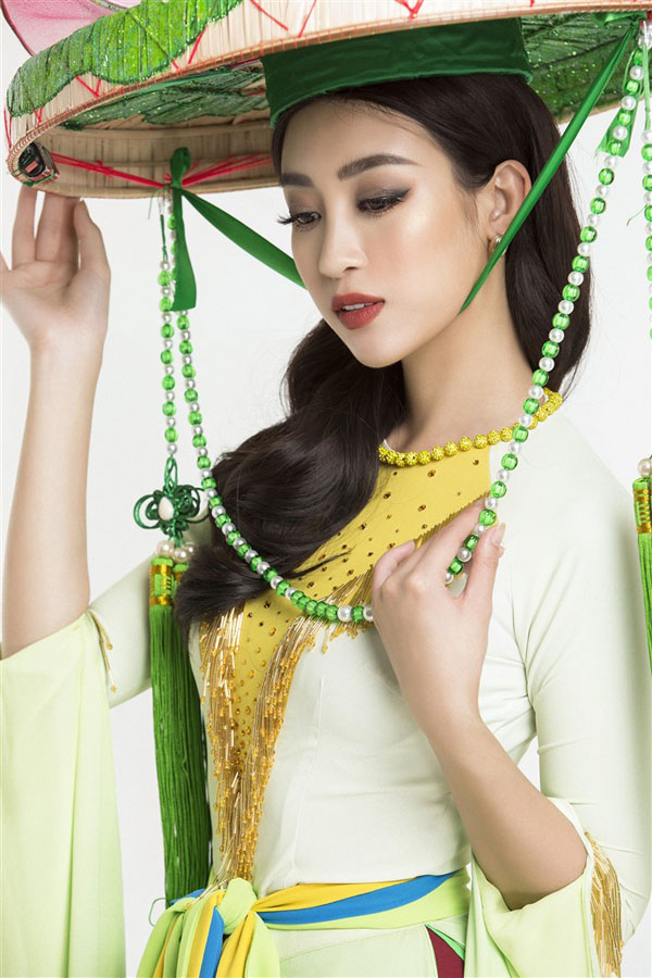 Đỗ Mỹ Linh bị chê sến khi diện áo tứ thân tại Miss World