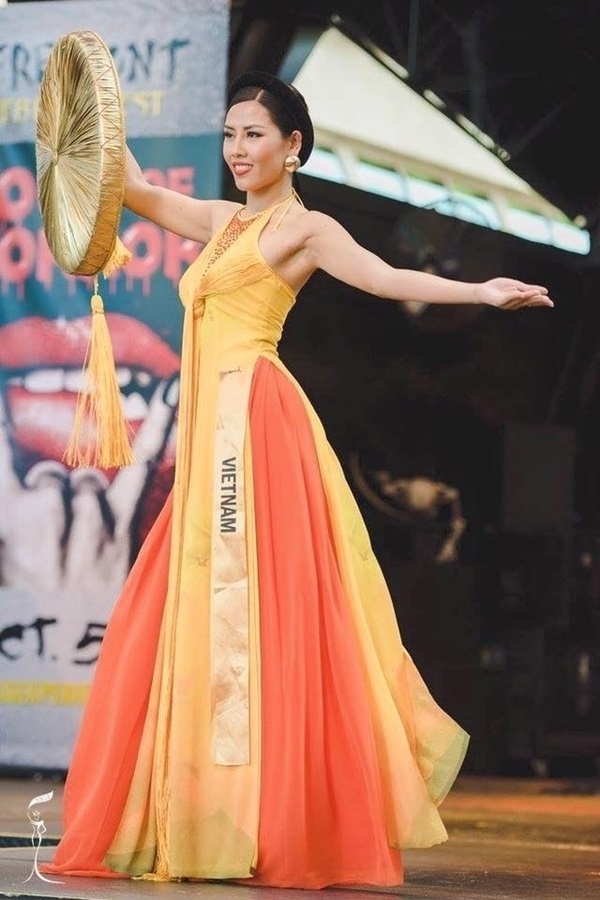 Đỗ Mỹ Linh bị chê sến khi diện áo tứ thân tại Miss World