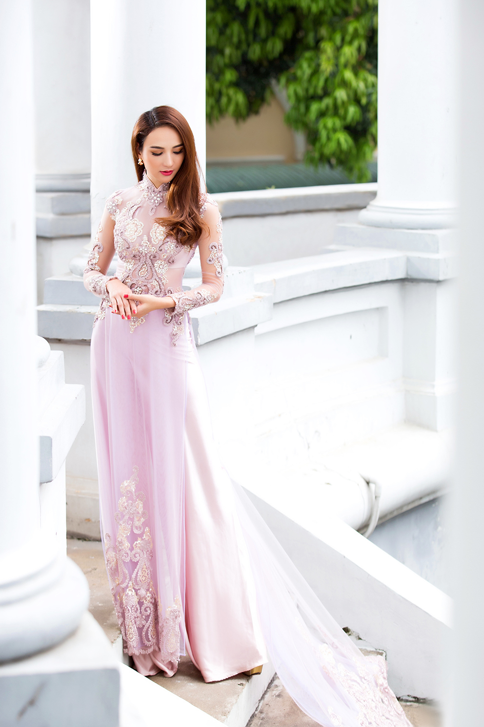 Hoa hậu Ngọc Diễm yêu kiều với áo dài voan