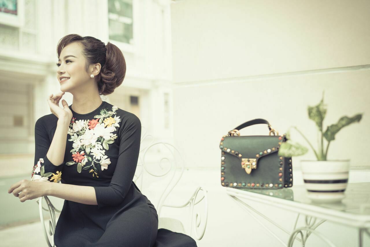 Kiều Ngân bất ngờ sánh đôi “fashionista U70” Thuận Nguyễn xuống phố