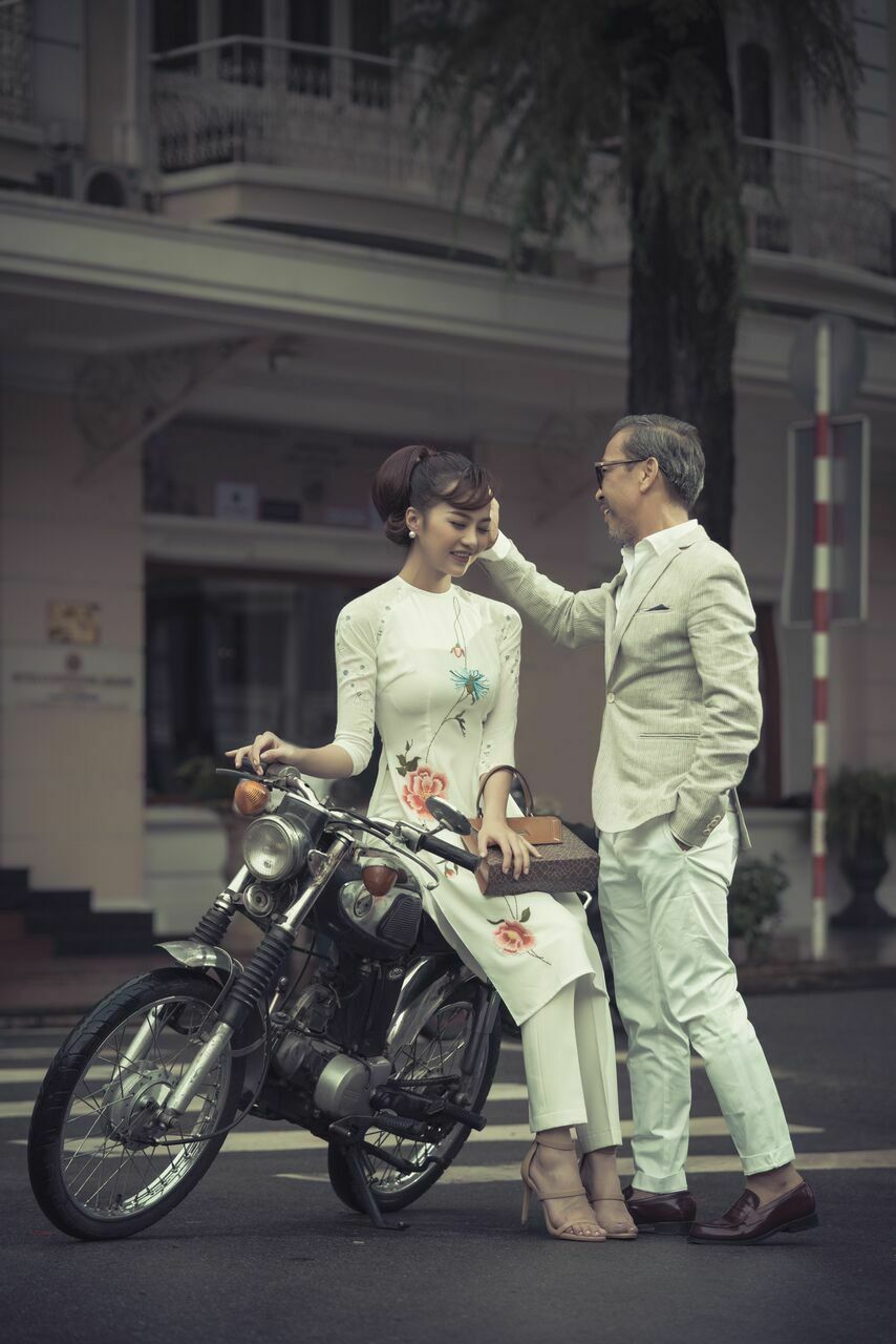 Kiều Ngân bất ngờ sánh đôi “fashionista U70” Thuận Nguyễn xuống phố
