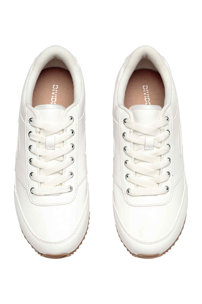 Loạt thương hiệu bình dân đã tung ra nhiều mẫu giày thể thao trắng cho các nàng tha hồ lựa chọn