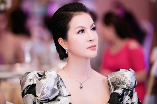MC Thanh Mai ‘buông lơi’ vòng 1 gợi cảm ở tuổi 44