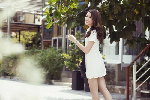 Mỹ nhân Việt tinh khôi với váy trắng trong ngày hè nắng nóng