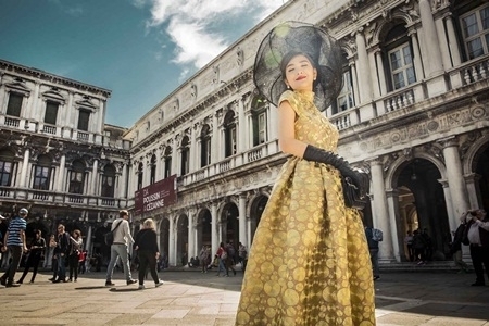 Ngọc Loan The Face thắt đáy lưng ong, đẹp mê mẩn giữa “thành phố tình yêu” Venice