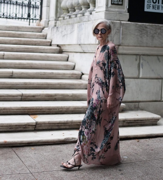 Phong cách thời trang cực sành điệu của bà giáo 63 tuổi khiến giới trẻ ngỡ ngàng