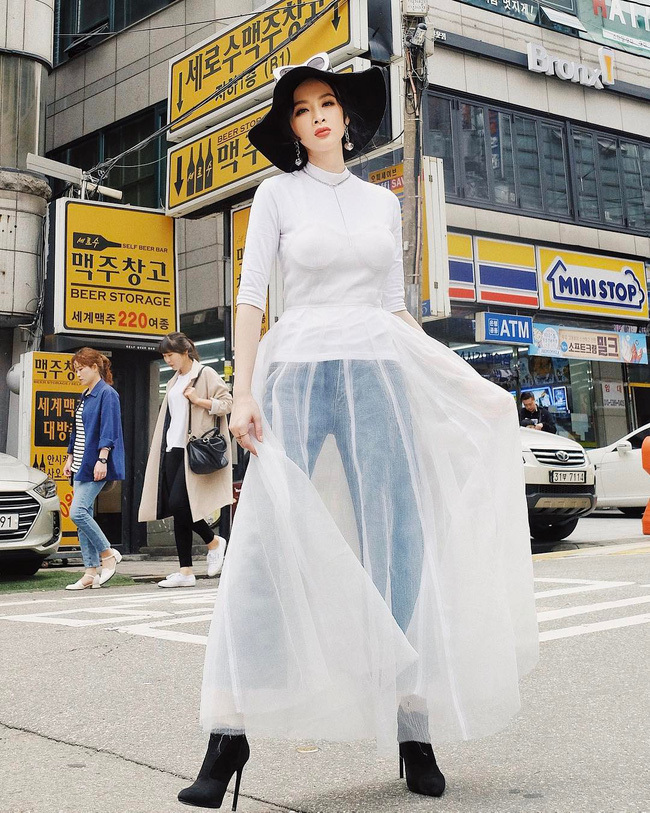 Tóc Tiên táo bạo diện “đồ bơi” dạo phố, Hà Tăng chỉ cần sơmi trắng là đủ đẹp trong street style những ngày qua