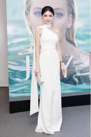 Top 8 mẫu đầm dạ hội dài màu trắng mà nàng nào cũng muốn sở hữu
